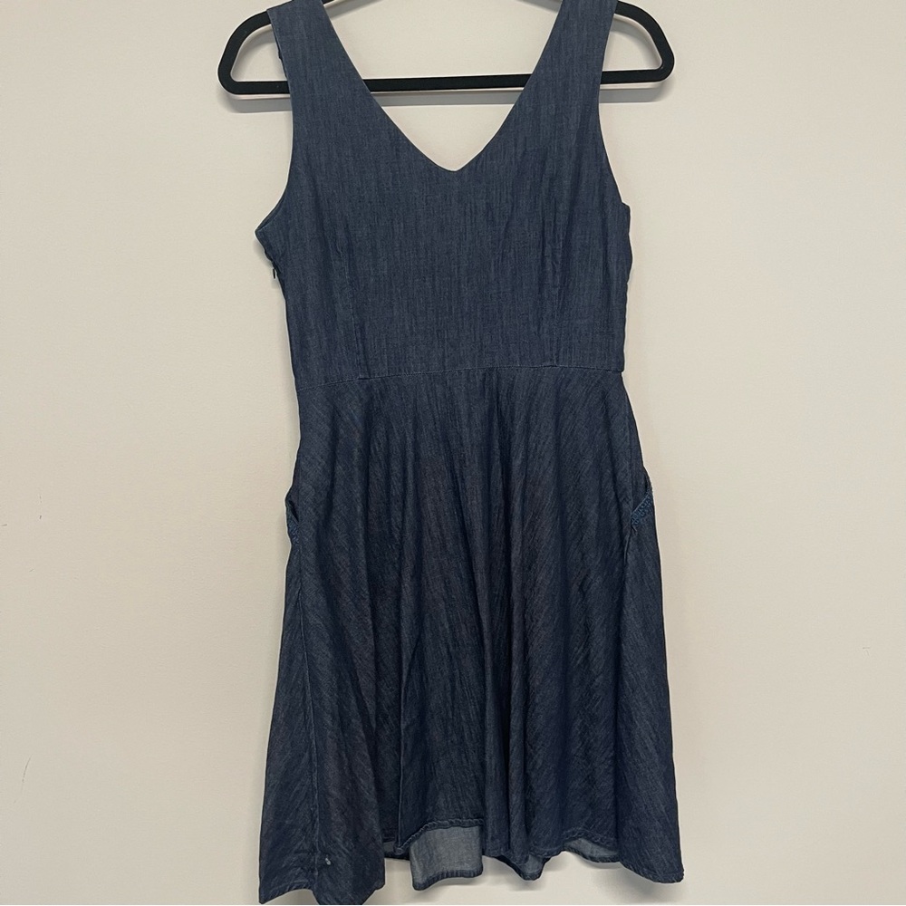 Vineyard Vines Denim Dark Blue Wash V-Neck Chambray Dress Women’s Size 4 - Picture 5 of 5